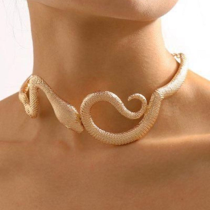 Goldene Schlangen-Choker, perfekt als Statement-Schmuck.