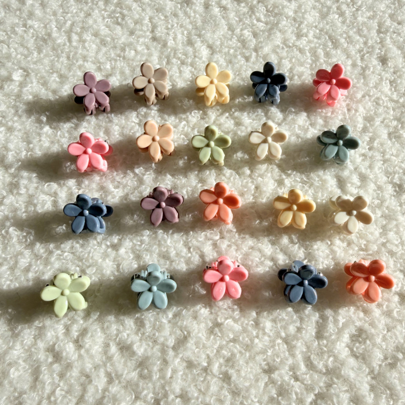 Pastellfarbige kleine Mini Haarklammern in Blumenform