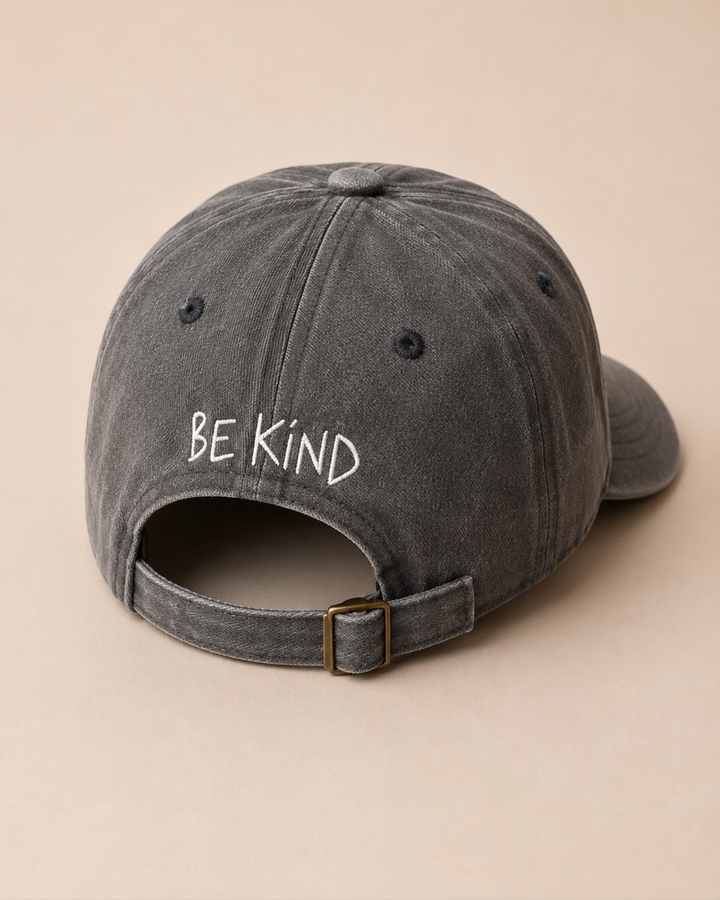 schwarz washed cap mit schriftzug BE KIND auf der rückseite 
