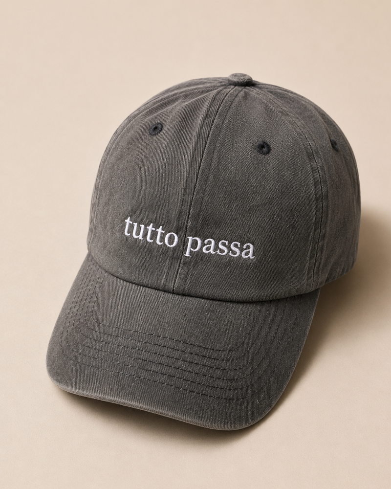 schwarzes washed look cappy mit spruch "tutto passa" 