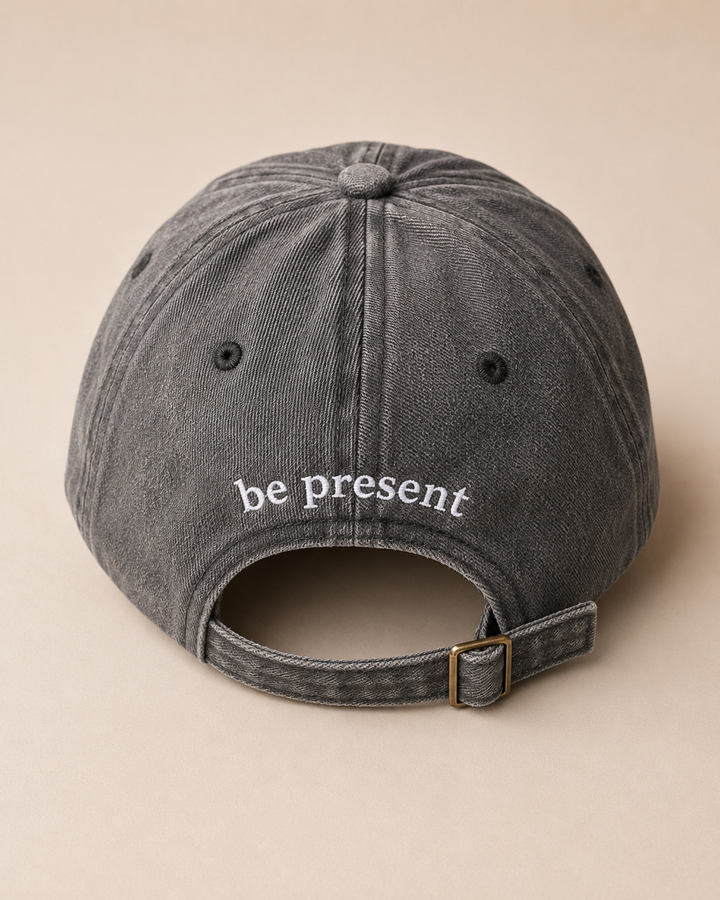 schwarzes washed Look Cap mit Spruch "be presend" auf der Rueckseite 