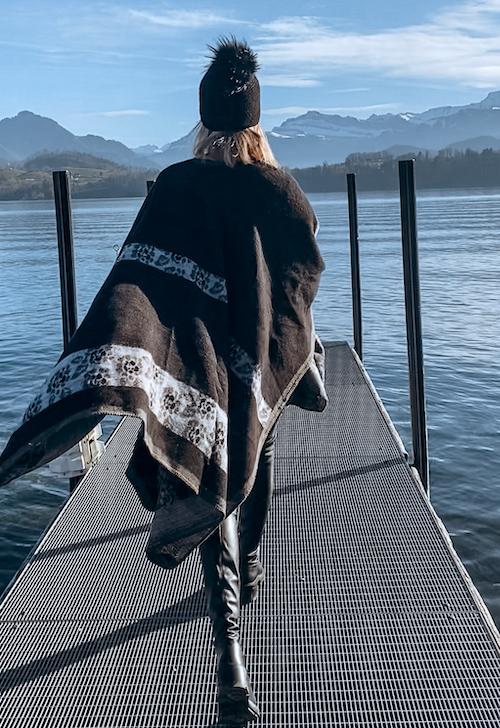 Stillvoller moderner Damen Poncho Cape 