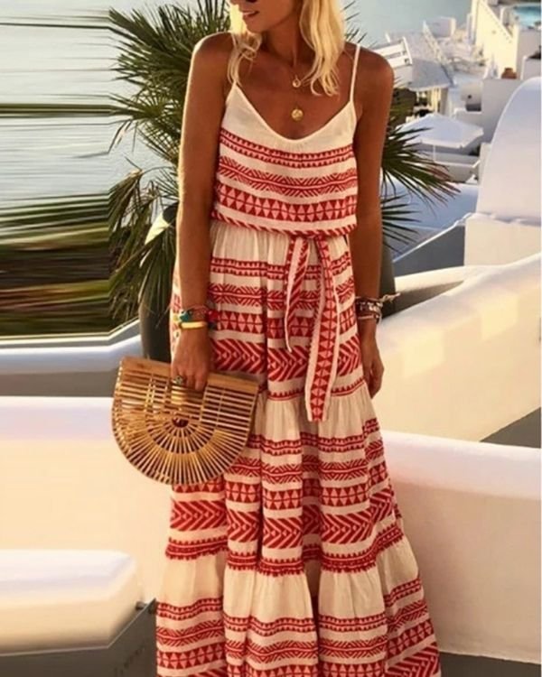 langes Damen Klei mit Spaghetti Traegern und Ethno Mustern auf dem Kleid verteilt 